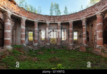 L'ancienne rotonde avec colonnes sans un dôme. Temple de briques abandonnés envahis par l'herbe Banque D'Images