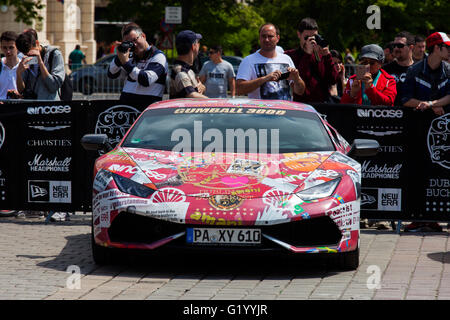 Les voitures de la Super Gumboil exclusive 3000 garée devant le Parlement roumain. C'est une célébrité internationale Gumball rally Banque D'Images