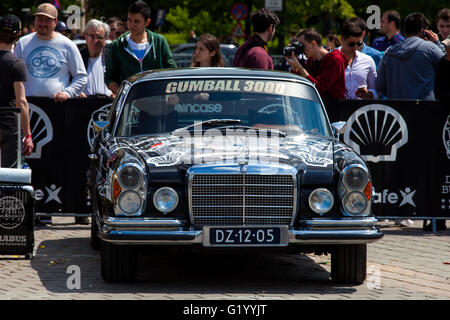 Les voitures de la Super Gumboil exclusive 3000 garée devant le Parlement roumain. C'est une célébrité internationale Gumball rally Banque D'Images