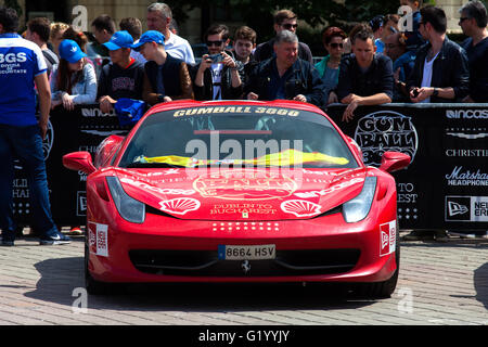 Les voitures de la Super Gumboil exclusive 3000 garée devant le Parlement roumain. C'est une célébrité internationale Gumball rally Banque D'Images