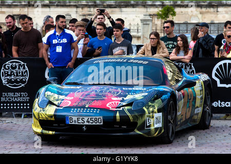 Les voitures de la Super Gumboil exclusive 3000 garée devant le Parlement roumain. C'est une célébrité internationale Gumball rally Banque D'Images