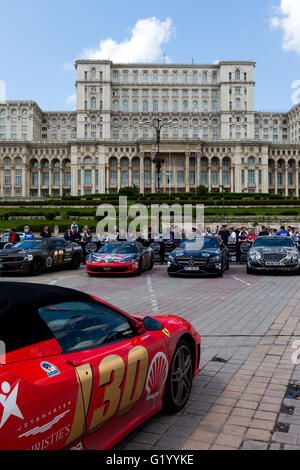 Les voitures de la Super Gumboil exclusive 3000 garée devant le Parlement roumain. C'est une célébrité internationale Gumball rally Banque D'Images