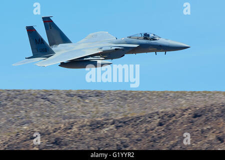 Close Up Image d'un F-15C Eagle Jet Fighter, volant à proximité du terrain désertique. Banque D'Images