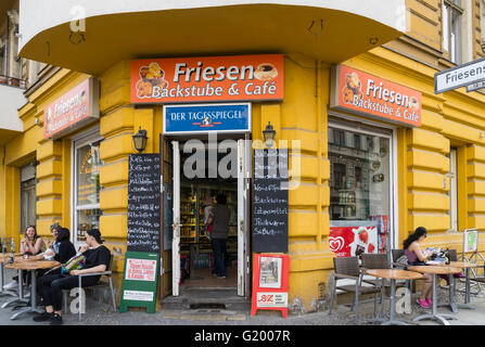 Boutique d'angle traditionnel et un café à kreuzberg Berlin Allemagne Banque D'Images