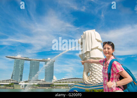 Heureux Voyage femme Asie à Singapour près de Merlion Park Banque D'Images