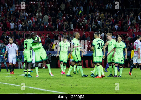 Les joueurs de Manchester City célébrer la victoire après l'UEFA Champions League Groupe D match de football entre le FC Séville et Manchester City au stade Ramon Sanchez Pizjuan de Séville, Espagne, le 3 novembre, 2015 Banque D'Images