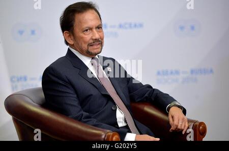 Le Sultan Hassanal Bolkiah de Brunéi lors d'une réunion bilatérale avec le président russe Vladimir Poutine en marge du sommet de l'ANASE et la Russie à l'hôtel Radisson Blu Resort & Congress Centre, 19 mai 2016 à Sotchi, Russie. Banque D'Images