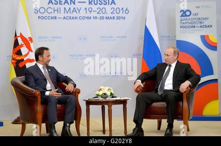 Le président russe Vladimir Poutine, et le Sultan Hassanal Bolkiah de Brunéi lors d'une réunion bilatérale en marge du sommet de l'ANASE et la Russie à l'hôtel Radisson Blu Resort & Congress Centre, 19 mai 2016 à Sotchi, Russie. Banque D'Images