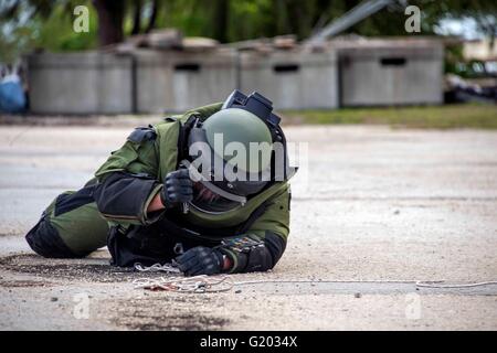 Un Canadien des explosifs et munitions technicien prépare pour inspecter un dispositif explosif improvisé au cours d'un scénario de formation dans le cadre de l'exercice Naval Base Tricrab sur Guam, 18 mai 2016 à Guam. Tricrab est un exercice combiné impliquant des forces militaires de cinq pays différents dans la région Asie-Pacifique. Banque D'Images