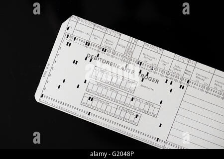 Une carte de pointage de l'ordinateur utilisé pour un système de comptabilité informatisé (fonctionnant sur un ordinateur central historique, vers 1970). Banque D'Images