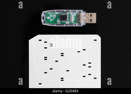 Close-up of a modern 32GO CLÉ USB à partir de 2016 à côté de l'ordinateur au début historique de cartes perforées (vers 1970) Banque D'Images