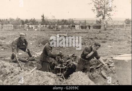 Les troupes de montagne allemandes un feu de mortier sur le front russe 1942 Banque D'Images