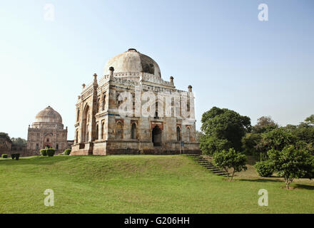 Le Shish-Gumbad Tomb (premier plan) et le Bara-Gumbad tombe (arrière-plan) dans la région de Lodi Gardens, New Delhi, Inde. Banque D'Images