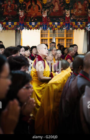 Des centaines de moines tibétains, des religieuses et d'autres dévots se rassemblent pour la cinquième journée d'enseignements de Sa Sainteté le Dalaï Lama. Banque D'Images