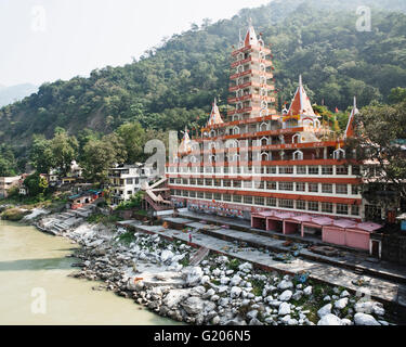 Une photo de l'Trayambakeshwar Temple, qui se trouve le long des rives de la rivière du Gange, à Rishikesh, Inde. Banque D'Images