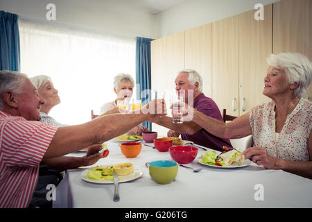Au déjeuner des retraités Banque D'Images