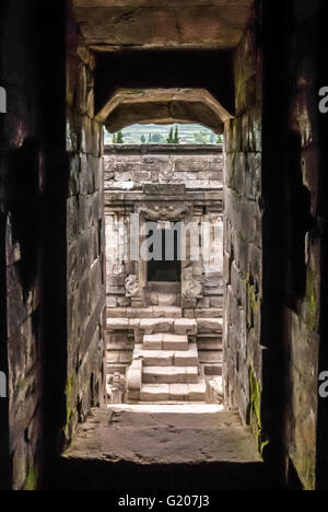 Vue de l'intérieur d'un des temples du complexe du temple Arjuna sur le plateau de Dieng, administrativement situé à Banjarnegara, Central Java, Indonésie. Banque D'Images