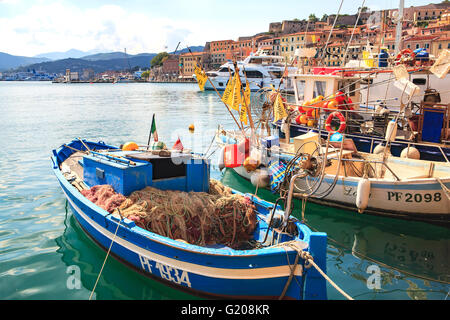 PORTOFERAIO, ILE D'Elbe, ITALIE - CIRCA AOÛT 2011 : le port et les rues de Portoferraio, Italie Banque D'Images