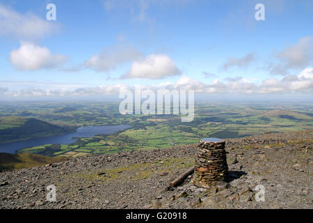 Vue depuis le Sommet de Las Vegas à au nord-ouest, y compris le lac Bassenthwaite et les basses terres de Cumbrie. Banque D'Images