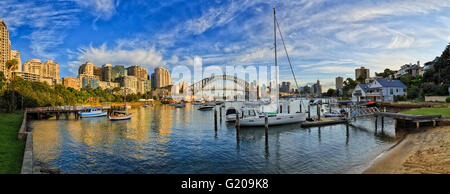 Lavender Bay Port de Sydney avec marina yacht club et les bateaux à quai en face de city CBD gratte-ciel et le Harbour Bridge. Banque D'Images