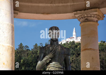 La statue de Simon Bolivar avec église Monserrate dans l'arrière-plan dans le centre de Bogota, Colombie Banque D'Images