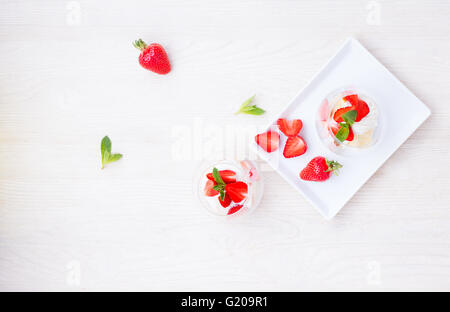 Gâteau éponge fait maison avec des fraises dans un verre, l'été, vu de dessus, dessert Banque D'Images