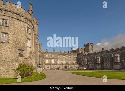 La lumière du soleil du matin sur le château de Kilkenny, un château de Kilkenny, en Irlande, construit en 1195 par Guillaume Le Maréchal, comte de Pembroke. Banque D'Images