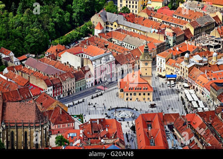 Photo aérienne à la Transylvanie de Brasov la vieille ville médiévale au printemps Banque D'Images