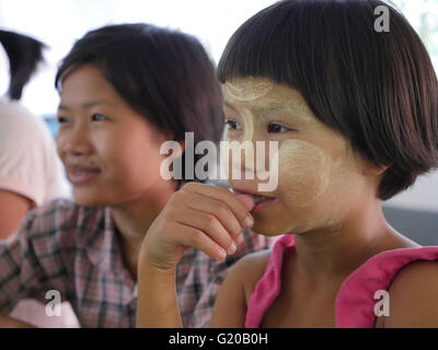 MYANMAR maison de pension pour les filles et les garçons à Nyaungdon. Souvent en provenance de villages éloignés, ils restent ici pour que le puisse fréquenter les écoles locales. Les missionnaires laïcs philippins Emily Valdez est impliqué dans ce projet. Portraits d'enfants. Banque D'Images