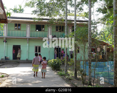 MYANMAR maison de pension pour les filles et les garçons à Nyaungdon. Souvent en provenance de villages éloignés, ils restent ici pour que le puisse fréquenter les écoles locales. Les missionnaires laïcs philippins Emily Valdez est impliqué dans ce projet. La pension des filles. Banque D'Images