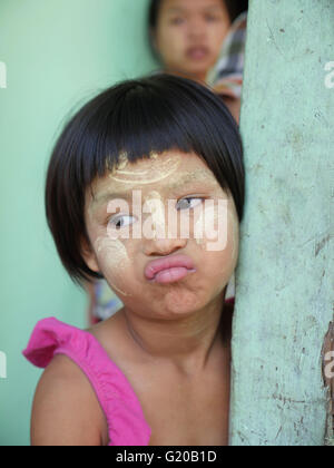 MYANMAR maison de pension pour les filles et les garçons à Nyaungdon. Souvent en provenance de villages éloignés, ils restent ici pour que le puisse fréquenter les écoles locales. Les missionnaires laïcs philippins Emily Valdez est impliqué dans ce projet. Portraits d'enfants. Banque D'Images