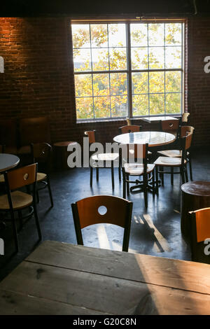 Verser le café Beans on the Reedy River dans le centre-ville de Greenville, Caroline du Sud. Banque D'Images