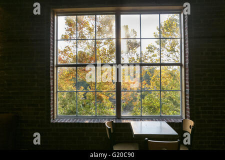 Verser le café Beans on the Reedy River dans le centre-ville de Greenville, Caroline du Sud. Banque D'Images