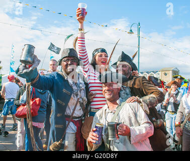 Pirates pendant le Livre Guinness records tentative de montage de la la plupart des pirates dans un endroit à la fois. Penzance. Banque D'Images