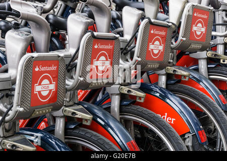 Santander parrainage sur une rangée de location de bicyclettes à Londres. Banque D'Images