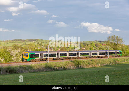 Un London Midland train sur le Redditch à Lichfield Trent Valley près de la ligne de chemin de fer Alvechurch, Worcstershire, England, UK Banque D'Images