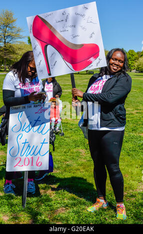 Les femmes afro-américaines à Bicentennial Capitol Mall State Park holding signs for 'Béquille' ista 3K du cancer à pied à Nashville, TN Banque D'Images