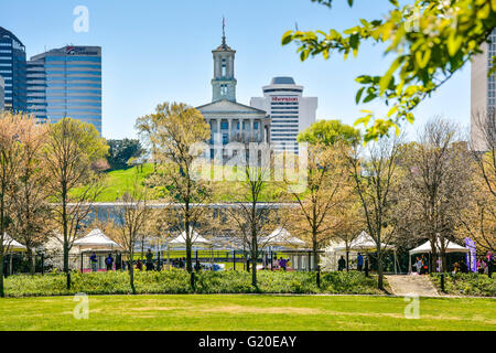 Une vue à longue distance de la Tennessee State Capitol Building de Bicentennial Park Mall à Nashville, TN Banque D'Images