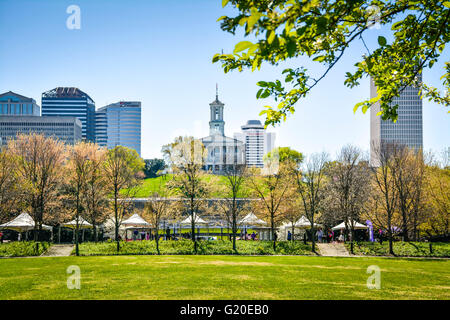 Vue à travers les arbres de la Tennessee State Capitol Building & Marché de fermiers de Bicentennial Park Mall à Nashville, TN Banque D'Images