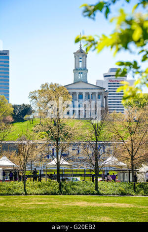 Le bâtiment historique de la capitale de l'état à Nashville, TN (vue du Bicentenaire Mall park Banque D'Images