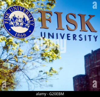 Le quartier animé de Fisk University art graphique type de logo et le joint de surface reflètent sur fenêtre avec ciel et les arbres et la construction Banque D'Images