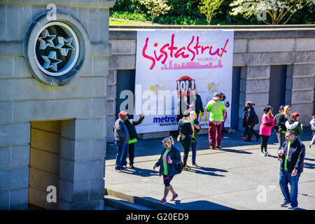 Les gens se rassemblent à Bicentennial Capitol Mall State Park's amphitheatre pour 'Sista Cancer' de la béquille à pied au centre-ville de Nashville, TN Banque D'Images