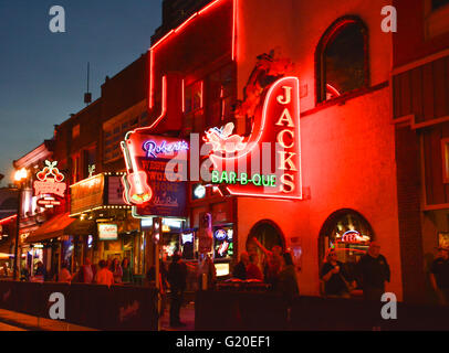 Les enseignes Neon pour les tonions honky, les restaurants et les boutiques de cadeaux attirent les touristes la nuit sur Broadway dans le centre-ville de Nashville, TN, Music City USA Banque D'Images