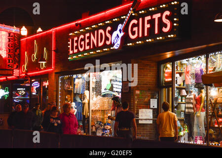 Enseignes au néon pour les bastringues, restaurants et boutiques de cadeaux attirer les touristes la nuit sur Broadway, à Nashville, Tennessee, Music City USA Banque D'Images