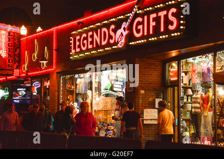 Enseignes au néon pour les bastringues, restaurants et boutiques de cadeaux attirer les touristes la nuit sur Broadway, à Nashville, Tennessee, Music City USA Banque D'Images