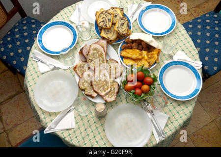 Table avec des aliments à Saint Semaine roumaine Banque D'Images