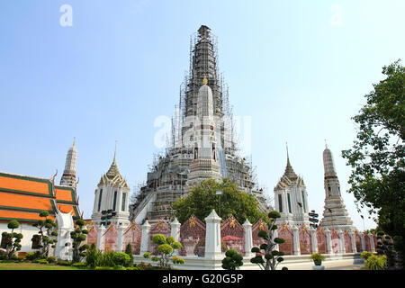 Le Temple de l'aube Wat Arun et un beau ciel bleu à Bangkok, Thaïlande Banque D'Images