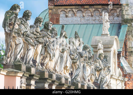 Apôtres Eglise de Cracovie, vue sur les statues des 12 Apôtres situées à l'entrée de l'Eglise des Saints Pierre et Paul, Cracovie, Pologne, Europe. Banque D'Images