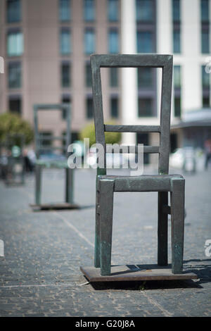 Plac Bohaterow Getta Cracovie, vue sur les chaises vides à Plac Bohaterow Getta symbolisant la suppression des biens par les juifs lors de la seconde Guerre mondiale, Pologne Banque D'Images