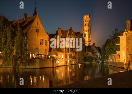 La vue du beffroi de nuit, Bruges, West Vlaanderen Flandre, Belgique, Europe de l'Rozenhoedkaai. Banque D'Images